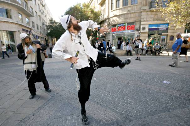 המקור המשמעותי ביותר לשמחה היא האהבה. חסיד ברסלב, ירושלים    צילום: פלאש 90