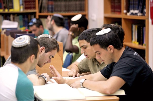 קולו של עולם התוכן הספרדי לא נשמע. צעירים בישיבה (למצולמים אין קשר לכתבה)   צילום: פלאש 90 