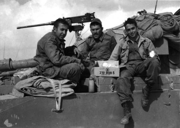 הרב שמואל אורלן (במרכז). מימין שעיה הולץ ומשמאל הרב שג"ר, 1972