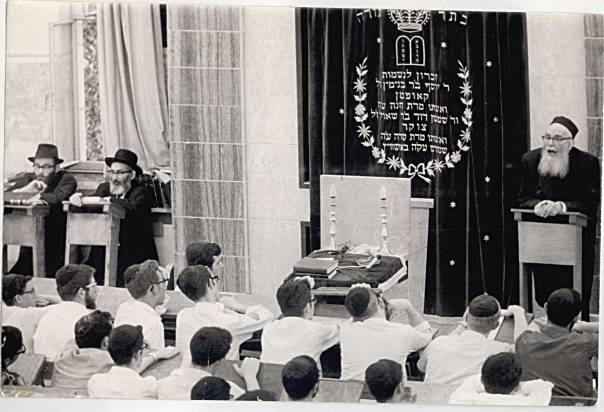 ירושלמי־חרדי ומעריץ מובהק של הרב קוק. הרב שלמה זלמן אוירבך בישיבת קול תורה, 1978