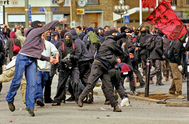 הופכת מחברה קטנה ויציבה לחברה הפתוחה אל העולם ותחלואיו. הפגנה בשוודיה  צילום: גטי אימג'ס