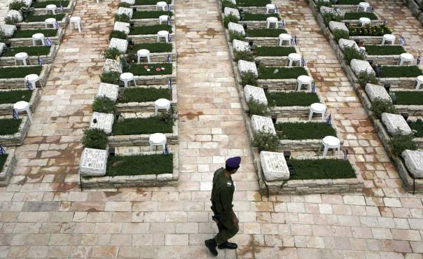 מקורות תלמודיים מפורשים להפרדה בין קבורת יהודים לגויים. בית הקברות הצבאי בהר הרצל  צילום: פלאש 90