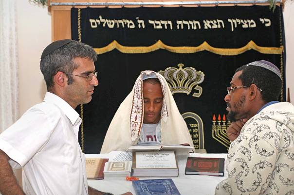  בית הכנסת שהקמנו הוא הלב של הקהילה, משהו שאומר: "יש לי מקום בעולם". הרב רוני לסר וחברי הקהילה צילום: מרים צחי 