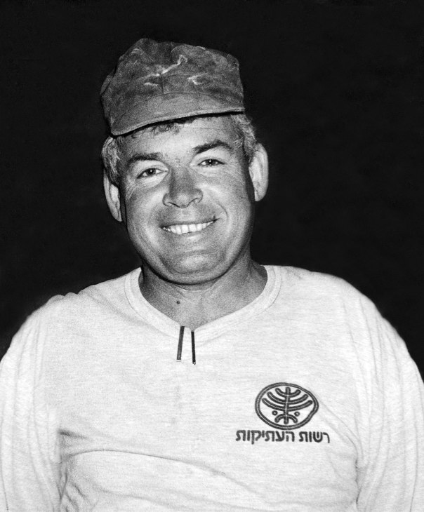 דוד עמית בעת חפירת מערת כלי האבן בהר הצופים, 2000