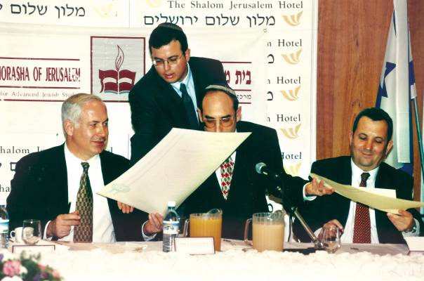 מפגש פסגה להרגעת השיח הציבורי. טקס חתימה על אמנת "שלום לישראל", 1997  מימין לשמאל: אהוד ברק, בנימין איש שלום, שמואל פאוסט, בנימין נתניהו  צילום: שרית עוזיאלי 