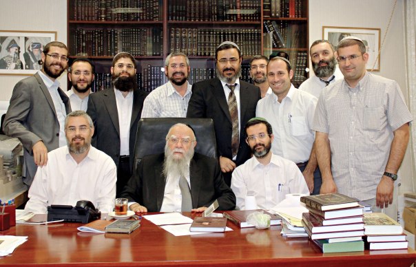 מדברים על יהדות חברתית. מסיימי המחזור החמישי עם הרב אליהו בקשי דורון  צילום: "ממזרח שמש"