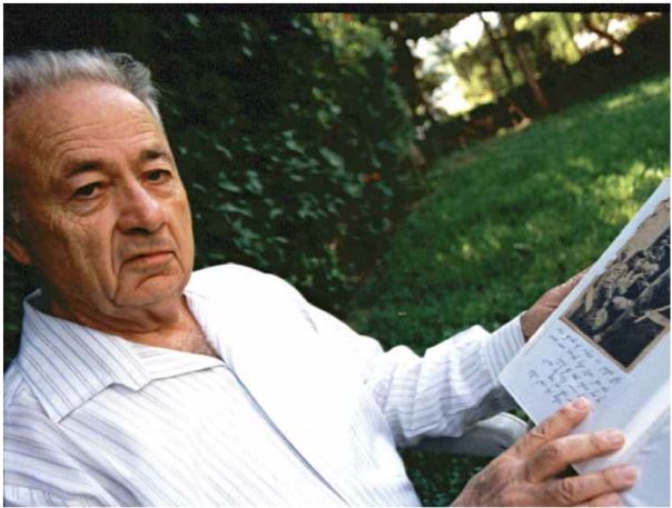 מדליק נר נשמה למורשת שהלכה ונשכחה מעמנו. יצחק גנוז  צילום: רונן אנגל