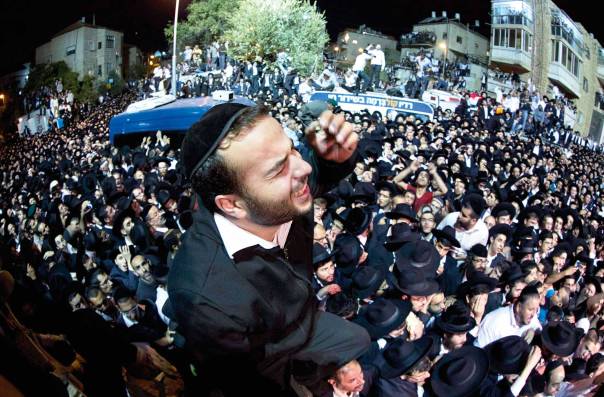 גם אם האדם נטוע בארץ לִבו מושכו לשמים. הלווית הרב עובדיה יוסף צילום: אי.פי.אי