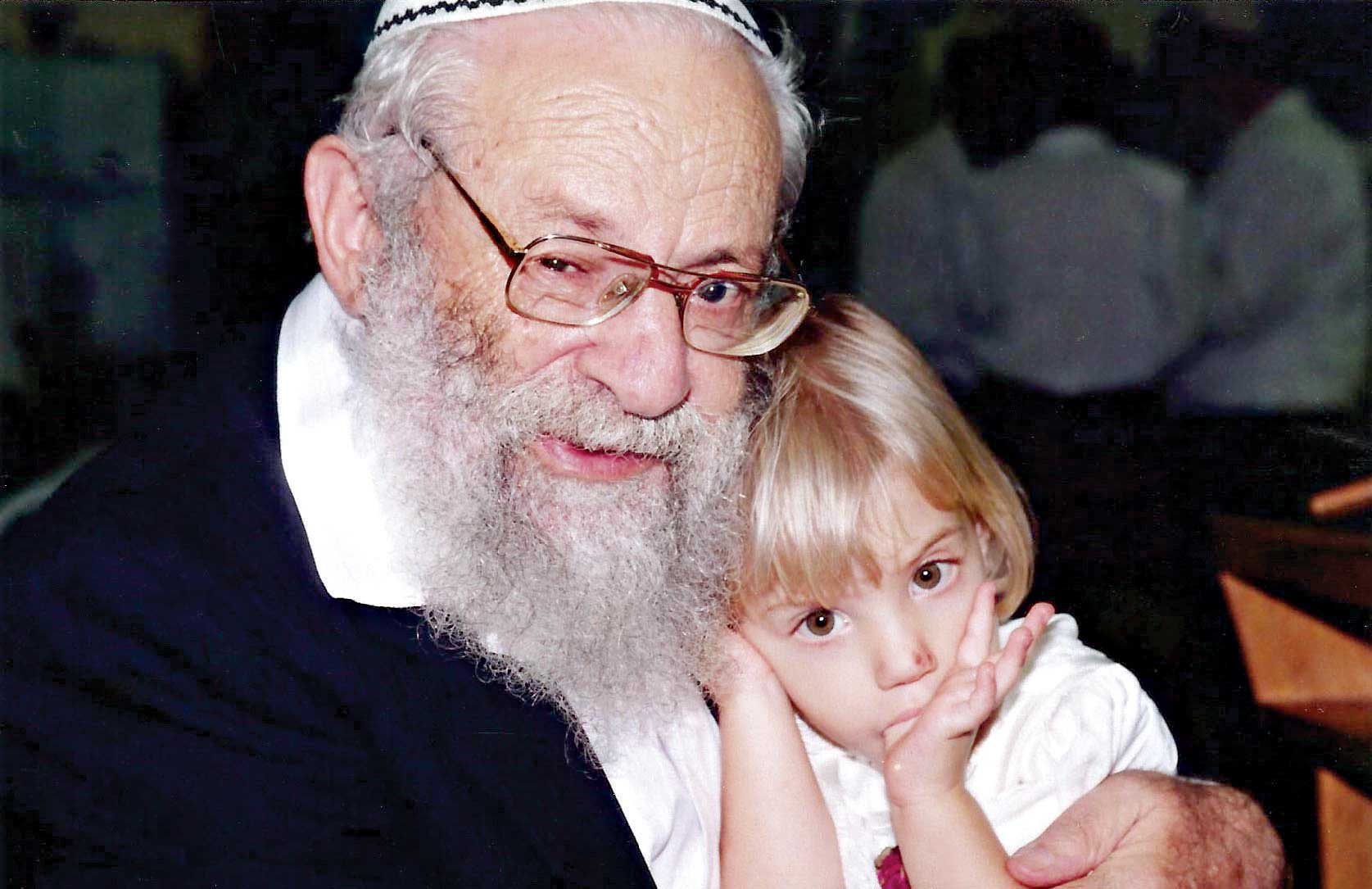 טוב עין וחדות אבחנה. הרב צוקרמן עם נכדתו, תשנ"ה  צילום: ברוך גרינברג‎