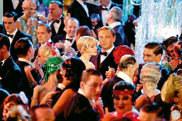 כתיבה על עולם עשיר, שבע, נהנתן ומנוון מוסרית. מתוך הסרט "גטסבי הגדול" צילום: יח"צ