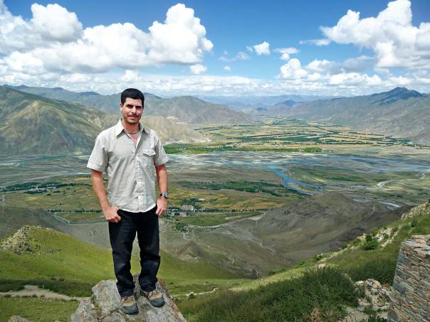 נווד, אבל עם בית. יותם יעקבסון במנזר גנדן, טיבט, 2011 צילומים: יותם יעקבסון