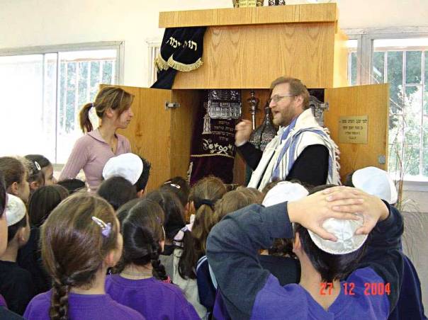 תפקיד הרב הולך ומשתנה. רב מעביר שיעור לילדים צילום: KerenKehila 
