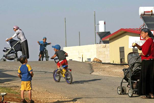 הצצה אל חיי הקהילה הדתיים, על הטוב והרע שבהם צילום: פלאש 90. למצולמים אין קשר לכתבה