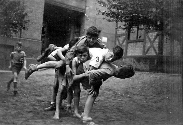 גדלו ב"אהבה" בלי הוריהם, וגידלו למעשה אלה את אלה. מתוך הספר