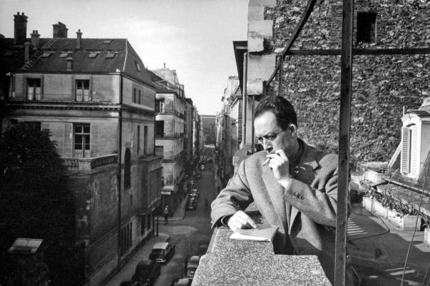 מתייצב גלוי וביושר אישי כלפי הקיום. אלבר קאמי במשרדו, פריז 1957  צילום: גטי אימג'ס 