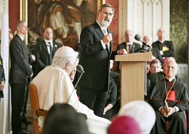 הרב יונתן זקס והאפיפיור בנדיקטוס ה־16 במפגש מנהיגים דתיים בלונדון, 2010  צילום: אי.פי.אי