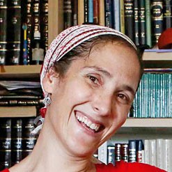 חנה גודינגר (דרייפוס) היא ראש בית המדרש במדרשת לינדנבאום ומשמשת בתפקיד "רב" בתיכון פלך