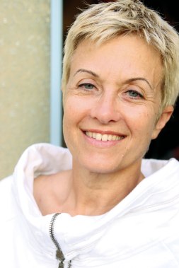 אבירמה גולן היא סופרת ופובליציסטית. בימים אלה ראה אור הרומן השלישי שלה, "אשה זרה", בהוצאת "הספרייה החדשה" צילום: גיא הכט