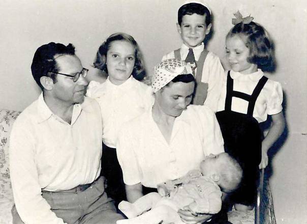 מעולם לא אמר 'לא טעים'. עם רעייתו רבקה והילדים באדיבות המשפחה