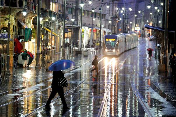 ספר סתווי עם מוטיבים מימיים כמו המבול ו"תשליך". גשם בירושלים  צילום: פלאש 90