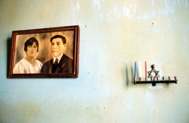 שריד והמשך ישיר להדלקת הנרות בבית המקדש. חנוכייה תלויה על קיר משפחה יהודית בהוואנה, קובה  צילום: פלאש 90