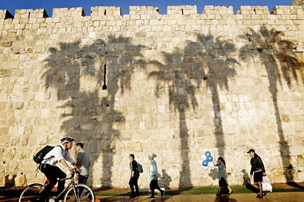חלום מהצד האחד, ומושא שמנסים להתגבר עליו מן הצד השני. ירושלים 2013  צילום: פלאש 90