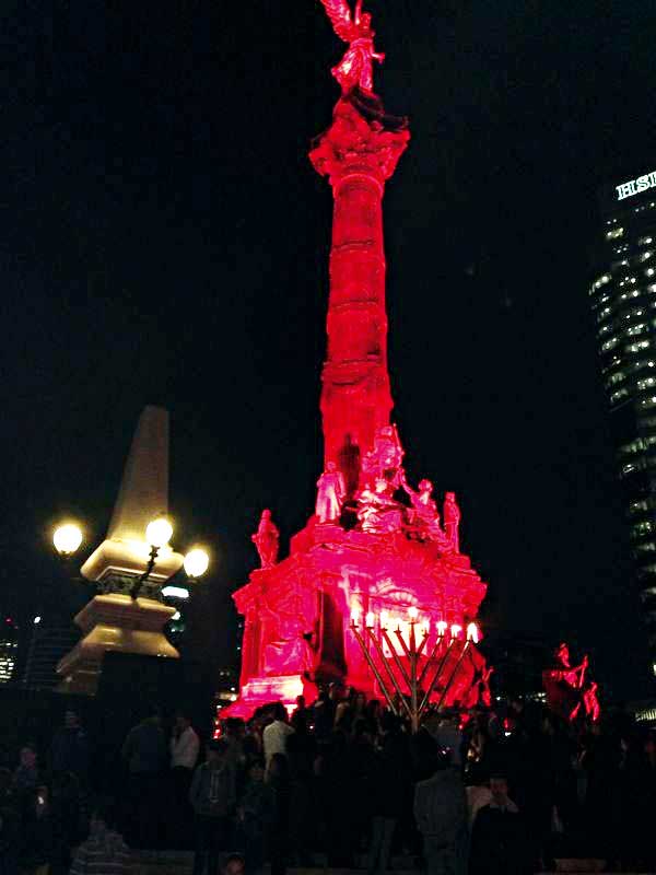 חנוכייה ליד פסל "המלאך", מכסיקו