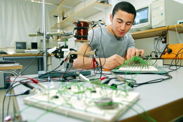 חוסר הבנה של עיקר העימות בין תורה למדע. שיעור מדעים בירושלים  צילום: פלאש 90