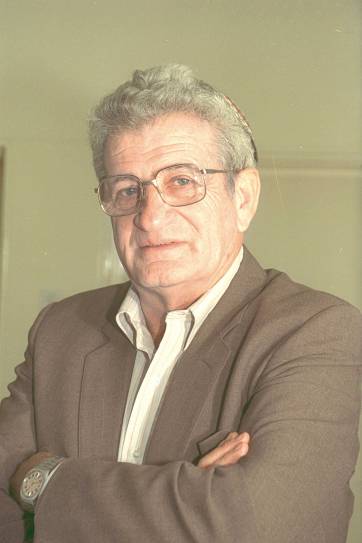 "הצנע לכת" ללא העמדת פנים. יוסקה שפירא, 1988 צילום: לע"מ