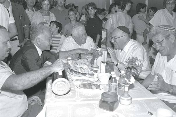 שפירא יחד עם ח"כ יוסף בורג וראש הממשלה יצחק שמיר, 1987  צילום: לע"מ