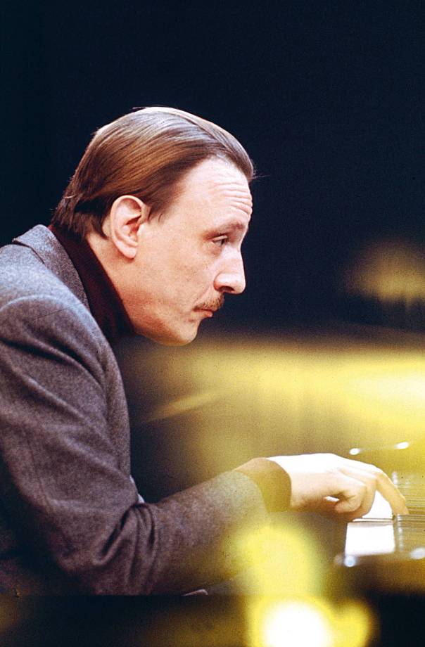 מנהל דיאלוג עם עצמו בעת הנגינה. הפסנתרן ארטורו בֶּנדֶטי מיכֶּלאנג'לי  צילום: גטי אימאג'ס