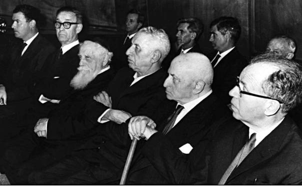 אחרי מלחמת ששת הימים הפך לרוח החיה של "התנועה למען ארץ ישראל השלמה". טקס חלוקת פרס ישראל (ד' באייר תשכ"ח), במרכז - נתן אלתרמן, משמאלו - הסופר אביגדור המאירי אוסף מכון גנזים