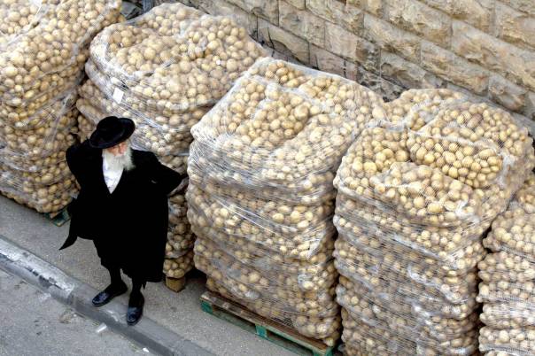 ההתפרנסות מן הצדקה אינה גזרת שמים. חלוקת מזון בשכונת גאולה, ירושלים  צילום: פלאש 90. למצולם אין קשר לכתבה