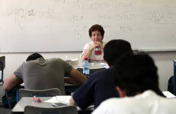 יצרו הוויה טעונה זיוף וצביעות. בחינת בגרות למצולמים אין קשר לכתבה. צילום: פלאש 90