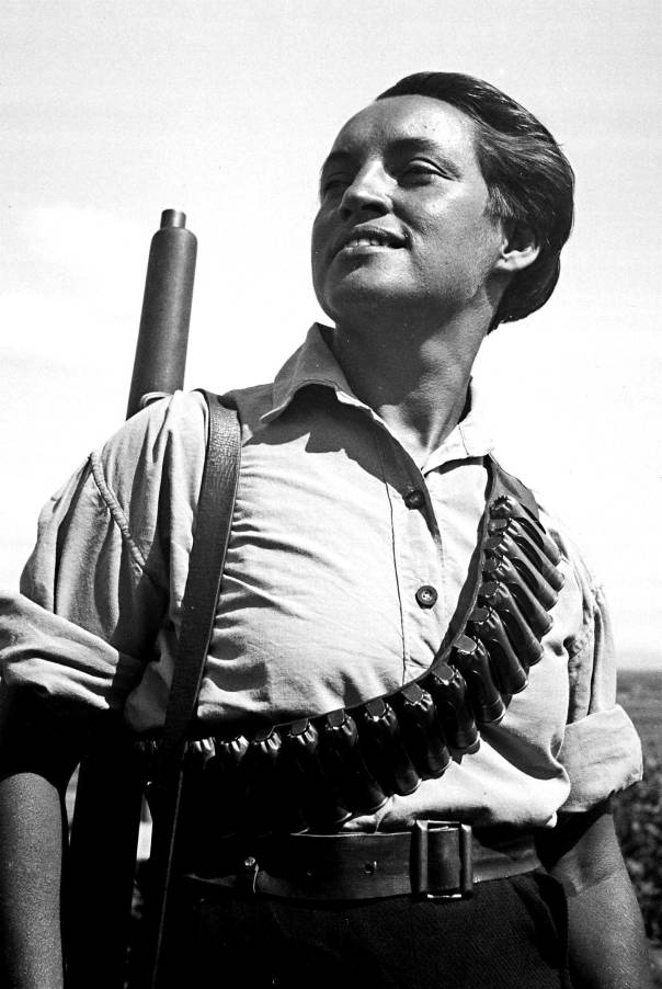 ראה בציונות יצירה שלא ראה העולם דוגמתה. שומרת בקיבוץ מעברות, 1936 צילום: לע"מ