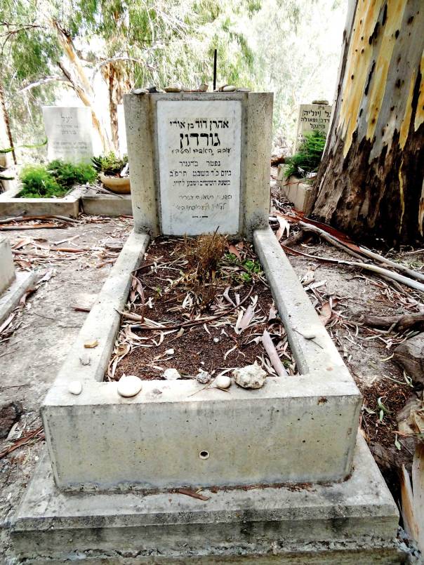 זהו גורדון עבורנו – חיבור. קברו של גורדון בדגניה א' צילום: Hanay
