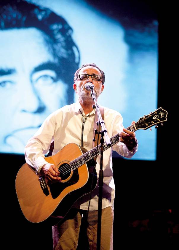 נתן לו במתנה ספר תהילים קטן. אהוד בנאי. ברקע: תמונת פנחס שדה צילום: פלאש 90 