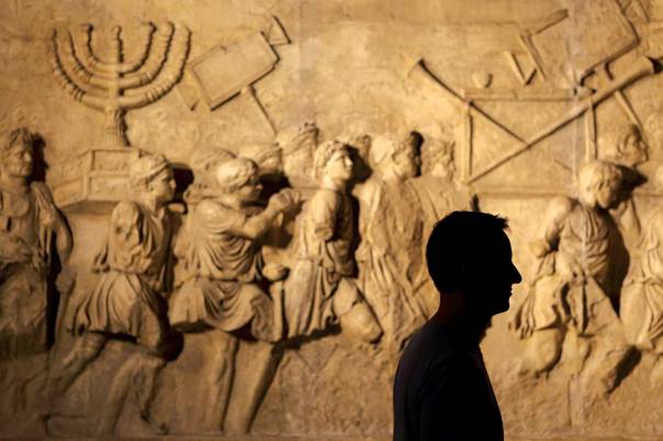 הגלות נתפשה אצלו כעונש חינוכי. העתק תבליט שער טיטוס בבית התפוצות