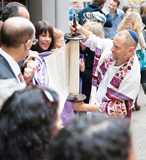 עמיחי לאו לביא (מימין) בטקס שמחת תורה במנהטן עם קהילת Lab/Shul - מעבדת צילום: ג'ניפר לי