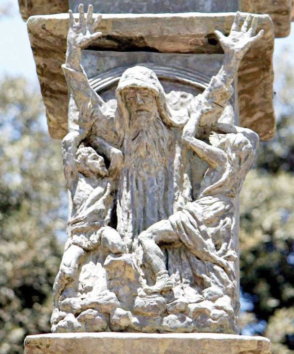 קשר ישיר בין ידי משה לניצחון. המלחמה בעמלק, בנו אלקן, פרט מתוך מנורת הכנסת  צילום: תמר הירדני