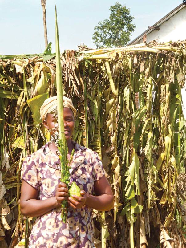 צמאים להכרה מהעולם. שירה, אשתו של מנהיג הקהילה בפוטי על רקע סוכת הקהילה   צילום: אהד וילק