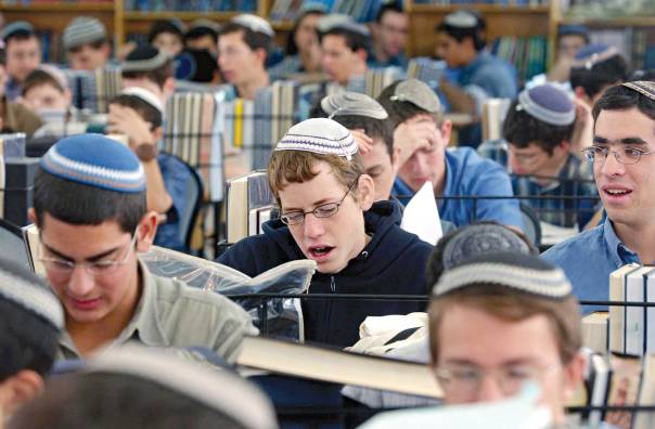  כשלומדים גמרא טוב העולם נראה אחרת, כמו אחרי תפילה 												         צילום: פלאש 90  
