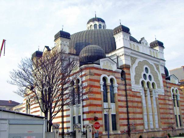 שירת "אין כא־לוהינו" בשפה העברית ובשפת הלאדינו גם יחד. בית־הכנסת בבולגריה צילום: אליהו בירנבוים