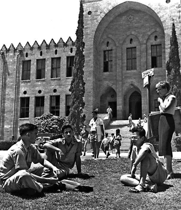 עליונותה של העברית בישראל בסכנה מוחשית. סטודנטים בטכניון, 1955 צילום: לע"מ