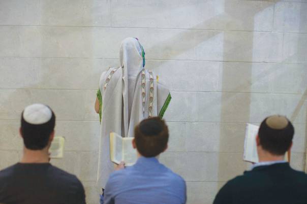 גוונים שונים של אור וחושך. מניין הומואים דתיים, ירושלים 2013‎ צילום: פלאש 90. למצולמים אין קשר לכתבה