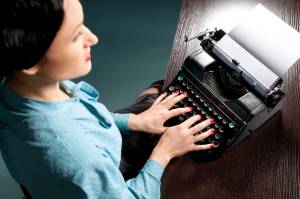 קלדנית אינטליגנטית ושני סופרים המתחרים על שירותיהצילום אילוסטרציה: שאטרסטוק