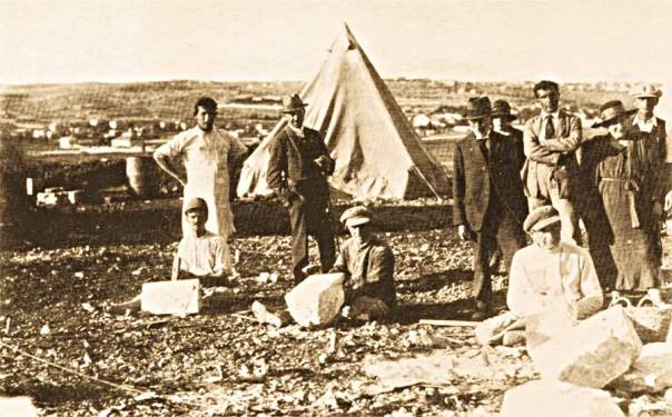 אנשים מלאי אידיאלים ושמחת חיים, ושבר נורא בסוף. אנשי גדוד העבודה בונים את ביתו של אליעזר בן יהודה (עומד מימין לאוהל) בתלפיות, 1921