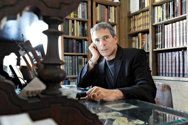 רוב הזמן מוקדש אצלי לכתיבה. אמיר אור צילום: ראובן קסטרו