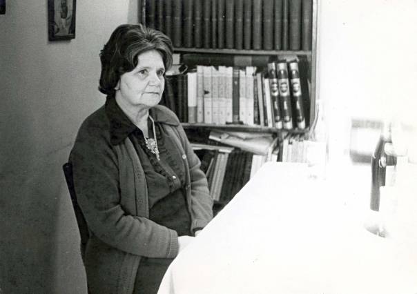 קשרה ידידות עם פסוקים עתיקים, עם צלילים וצבעים, עם הכרמל העליז, ועם ירושלים התקיפה. זלדה בביתה ברחוב צפניה בירושלים