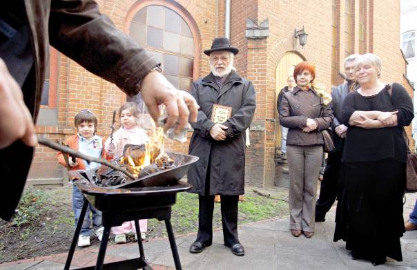 הזמנה להיות חלק מהעם היהודי. שריפת חמץ בקהילה היהודית בברלין צילום: אי.פי